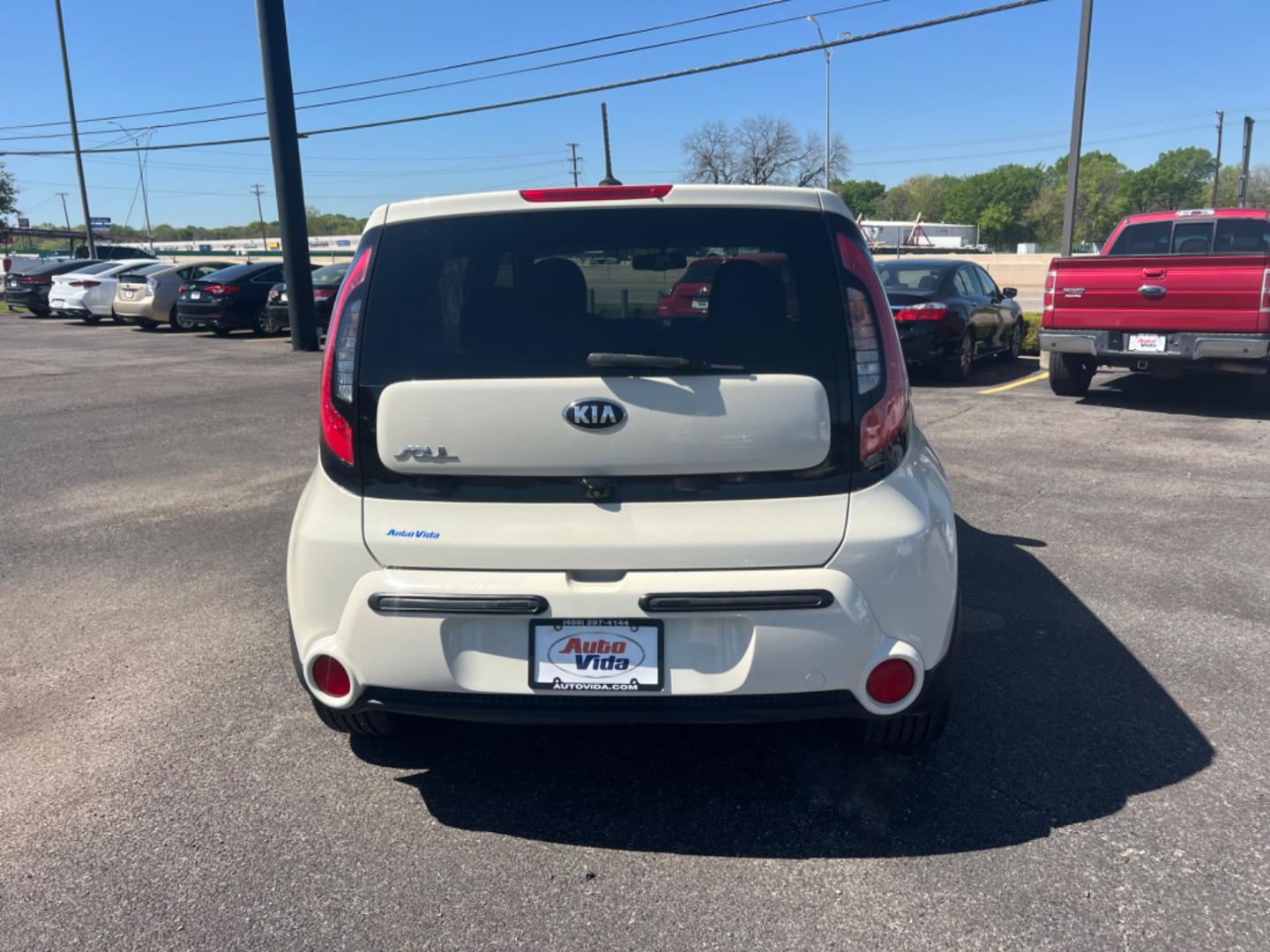 2015 WHITE Kia Soul ! (KNDJX3A59F7) with an 2.0L L4 DOHC 16V engine, 6-Speed Automatic transmission, located at 420 I-35E, Lancaster, TX, 75146, (469) 297-4144, 32.593929, -96.823685 - Photo#8